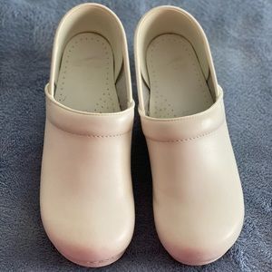 White Dansko clogs 42EU